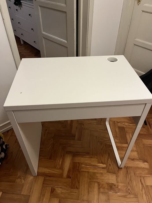 Mesa/secretária branca com gaveta