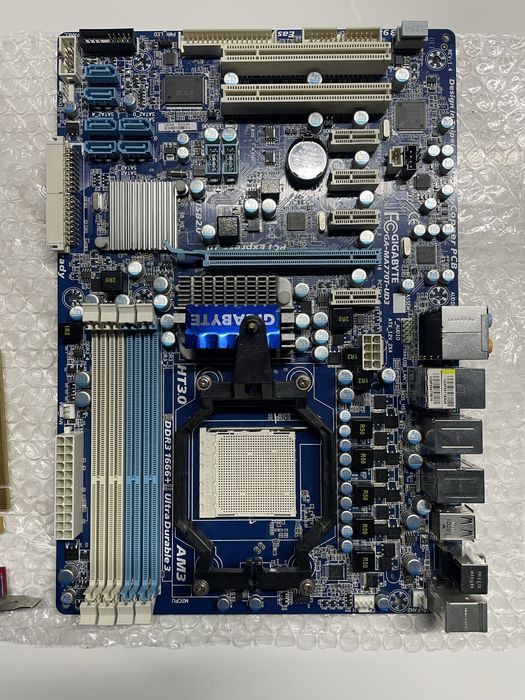 Материнська плата GIGABYTE GA-MA770-UD3