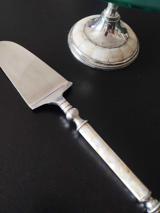 Prato de bolo com suporte muito antigo.