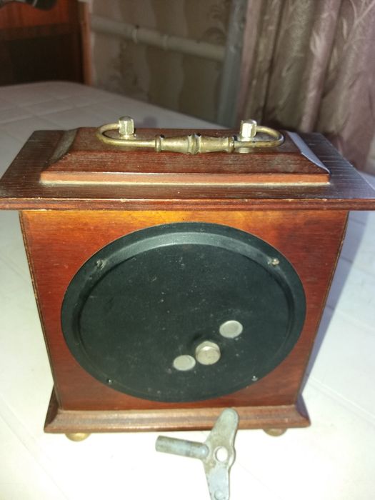 Старинные механические настольные часы.