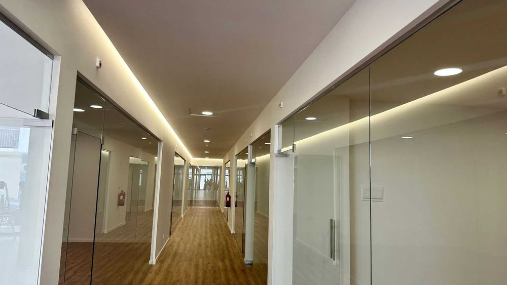 VENDE-SE ESPAÇO COMERCIAL  NOVO COM 9 SALAS PRAIA DA ROCHA