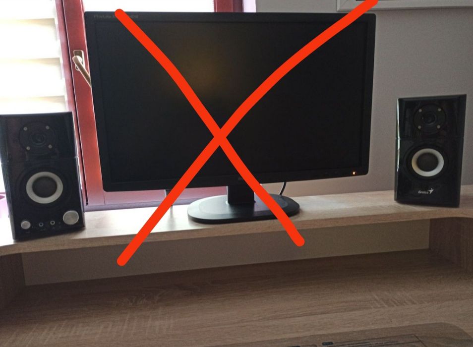 Komputer, klawiatura, głośniki i myszka