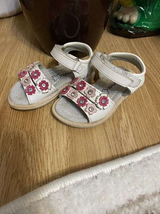 Босоніжки. Дитяче взуття