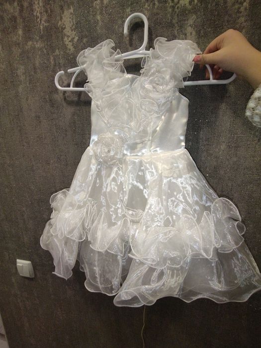 Здам на прокат костюм пінгвінчика та дитячу сукню