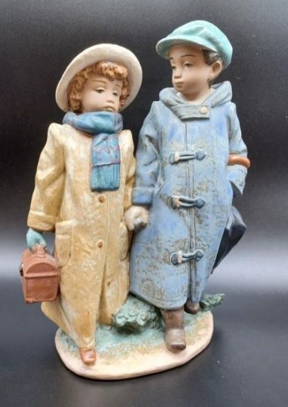 Lladró Collection Figurine "On the Way to School / Away to School"