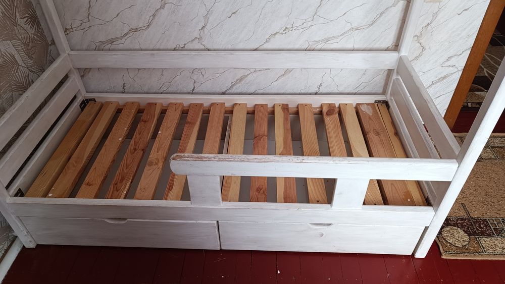 Продам дитяче ліжко дерев'яне.