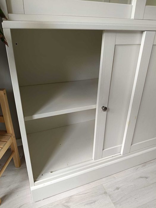 Witryna, biała szafa przeszklona Ikea Havsta do salonu