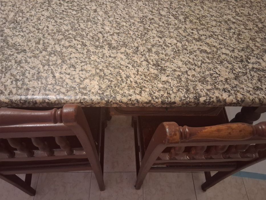 Mesa c/tampo de mármore + 5 cadeiras