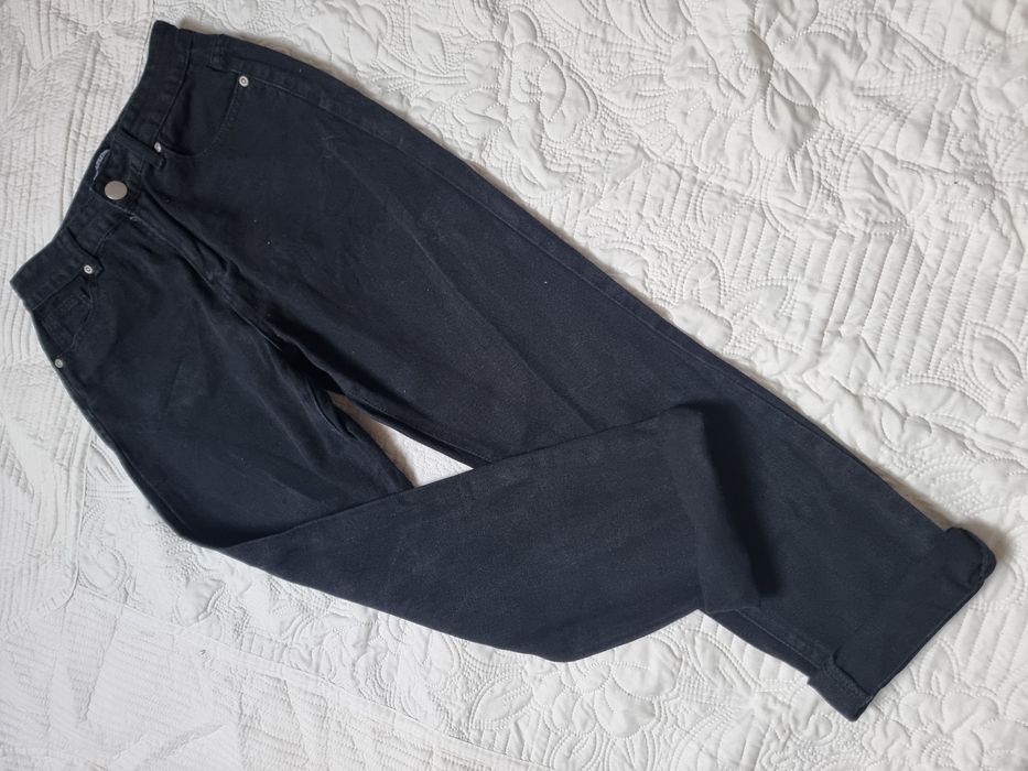 Dżinsy mom fit, czarne, Pretty Little Thing, rozmiar 8/36 z metki.