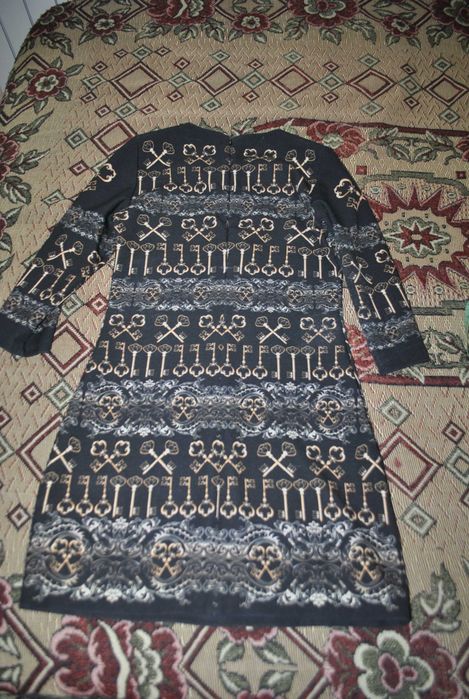 Сукня ошатна р.S з камінцями