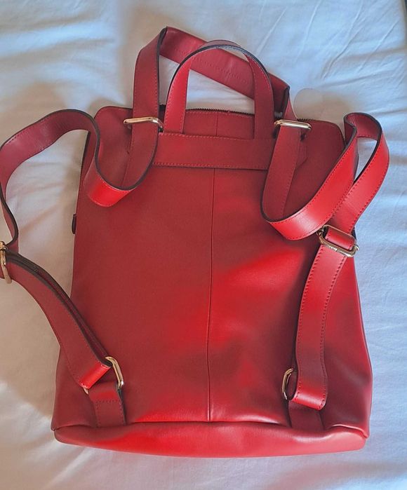 Mochila em pele vermelha