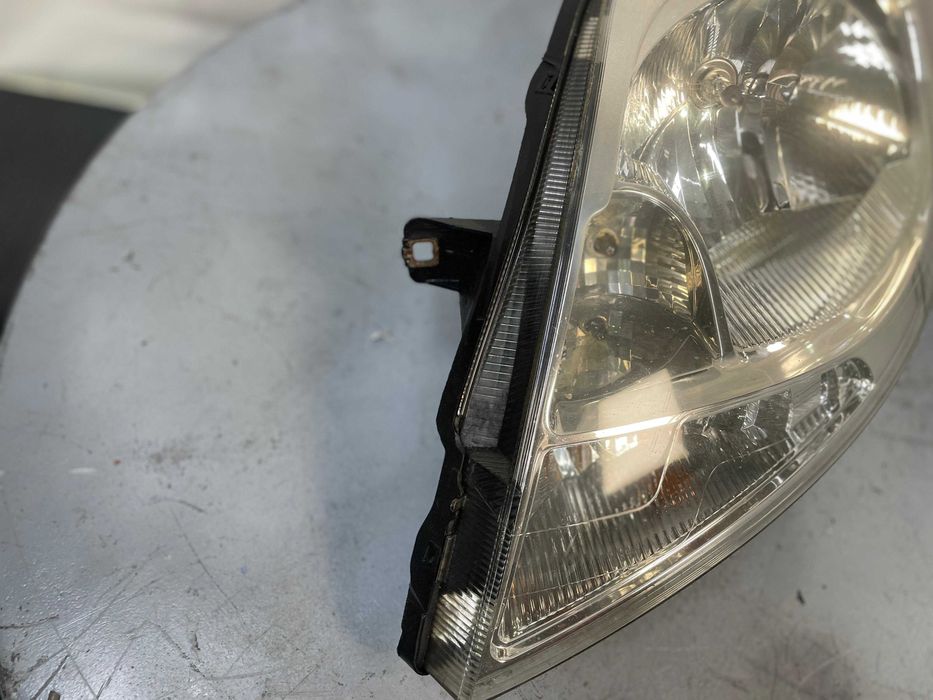 Ótica frontal esquerda Renault Trafic/ Opel Vivaro (2008)