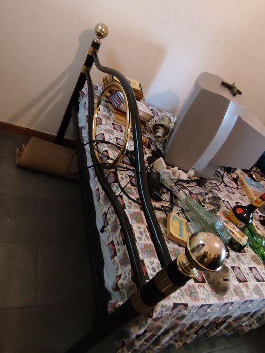 Cama casal madeira e de ferro.