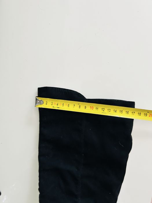 Wysokie marszczone zimowe zamszowe czarne kozaki na słupku 37