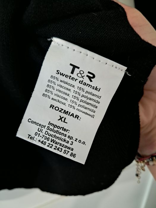 Sweter z srebrną nitką na rękawie