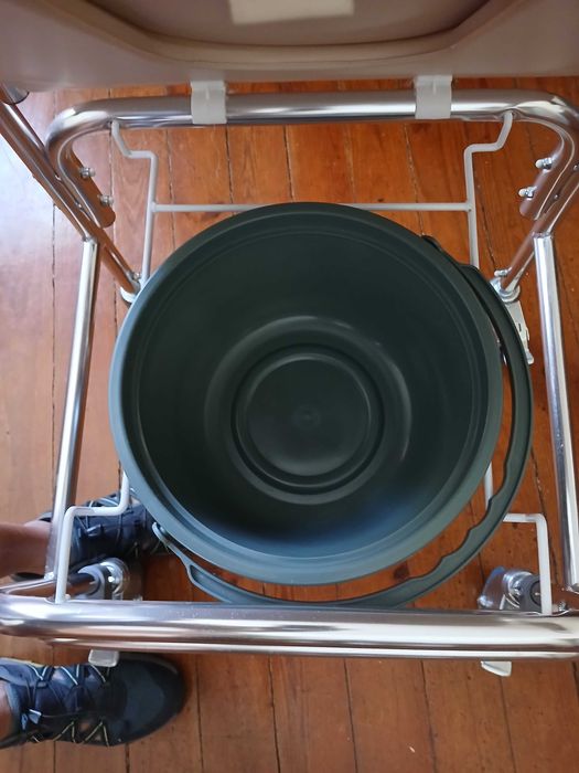 Cadeira com rodas para higiene, praticamente nova