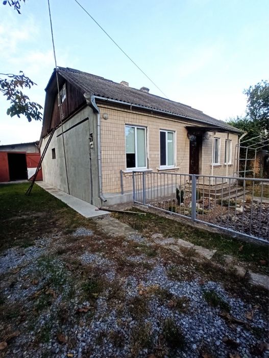 Здається кімната в приватному будинку.