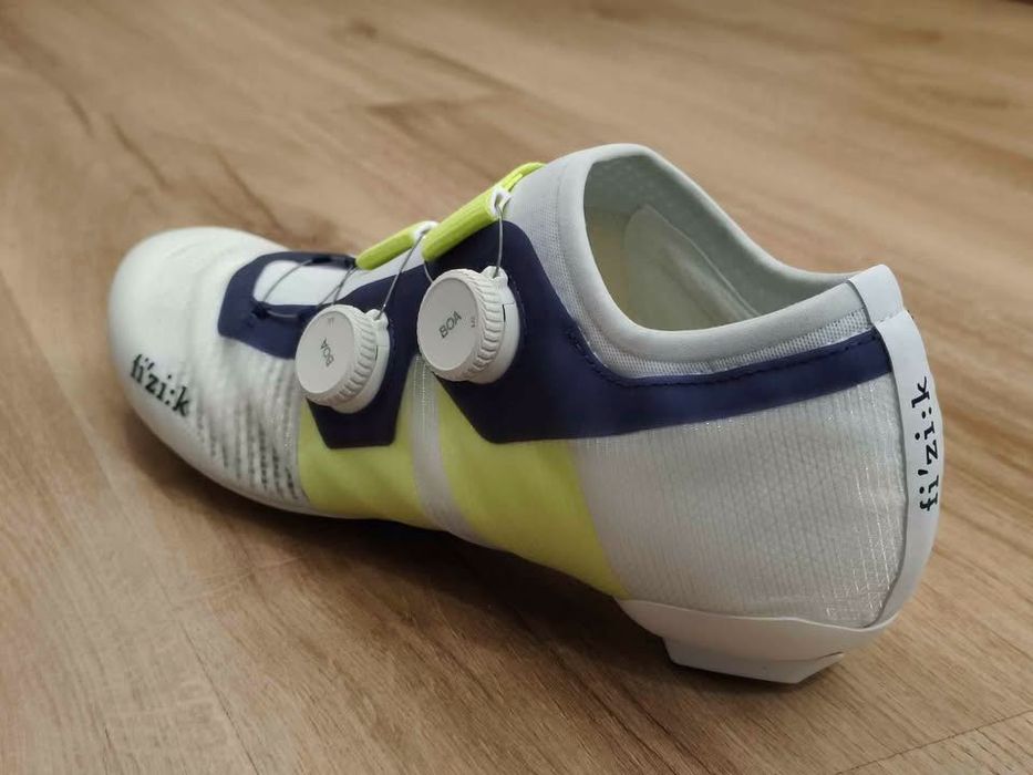 Sapatos de estrada Fizik Vega Carbon modelo 2025 Team Movistar