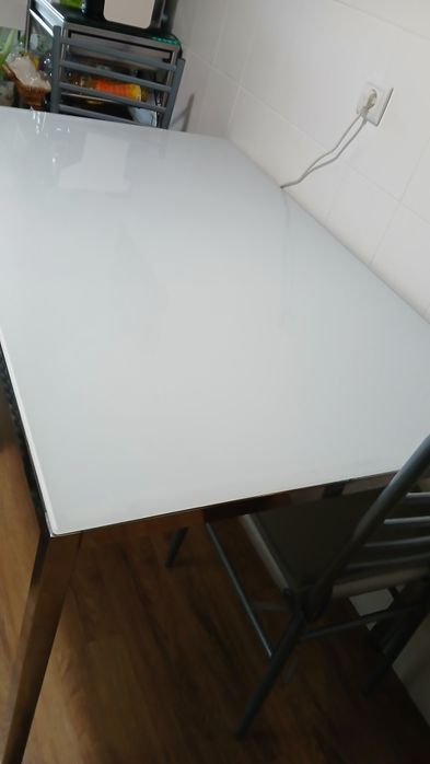 Mesa de cozinha tampo em vidro  ikea  mais 4 cadeiras 1.35 por 85