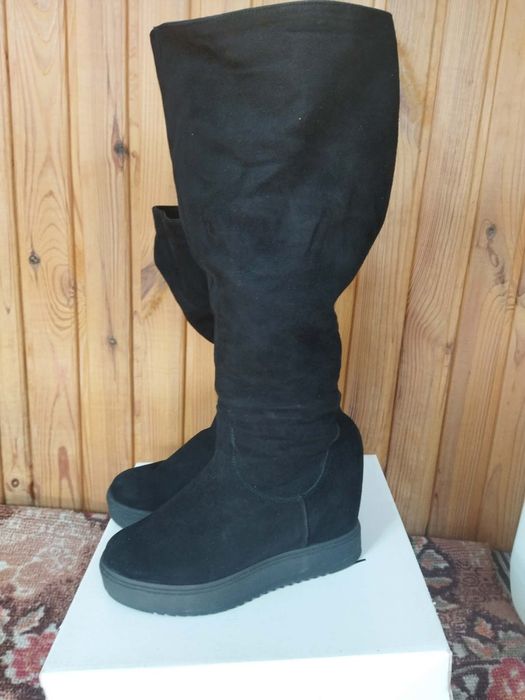 Замшеві чорні сапожки, ботфорди