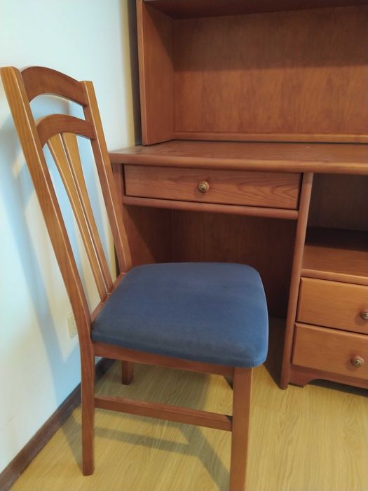 Secretária e cadeira