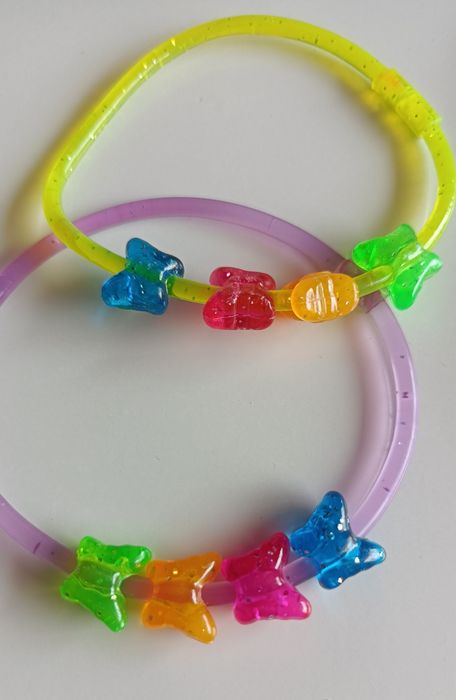 Conjunto pulseiras e elásticos borboletas