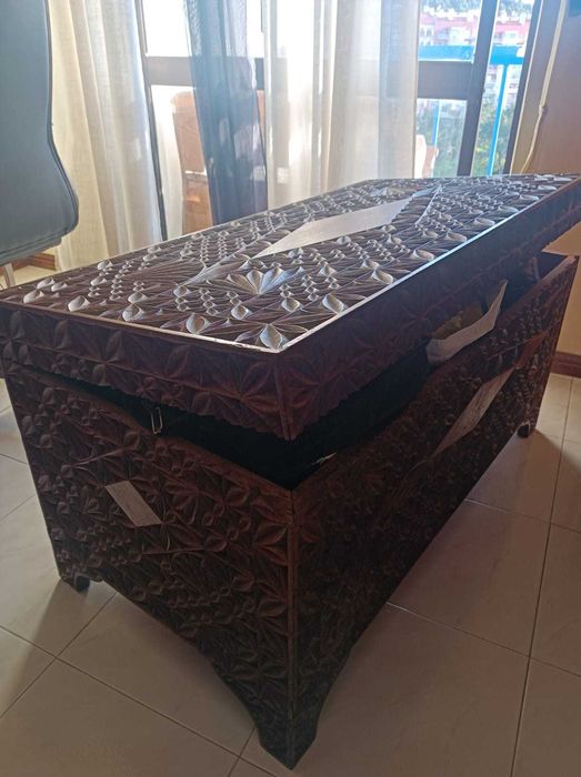 Baú trabalhado antigo