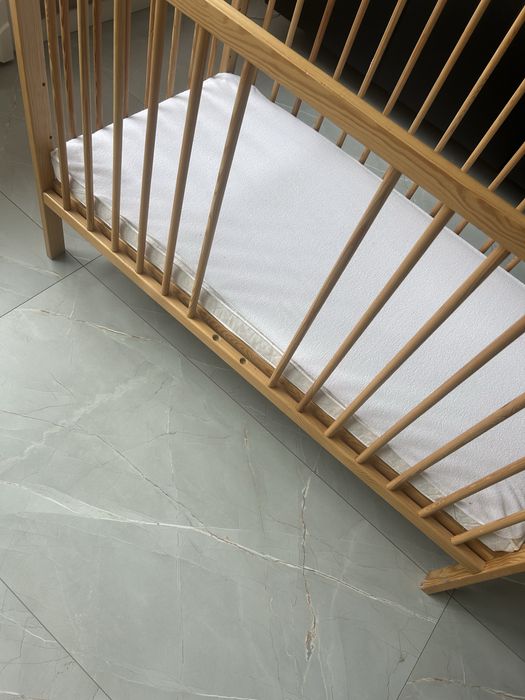 Łóżeczko drewniane z materacem