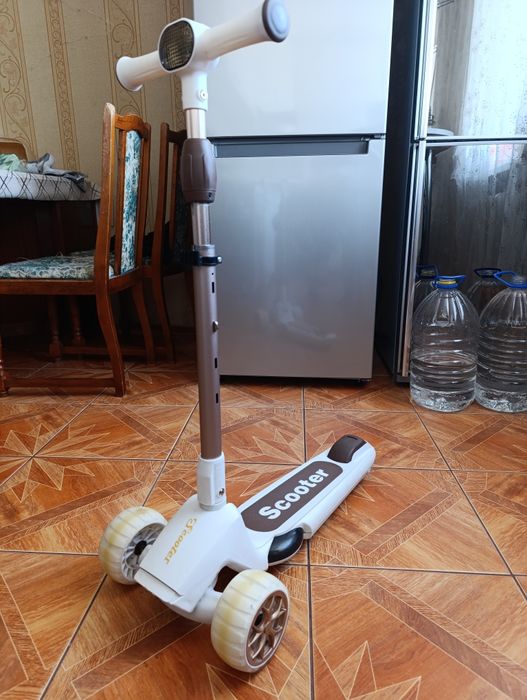 Дитячій триколісний складний самокат