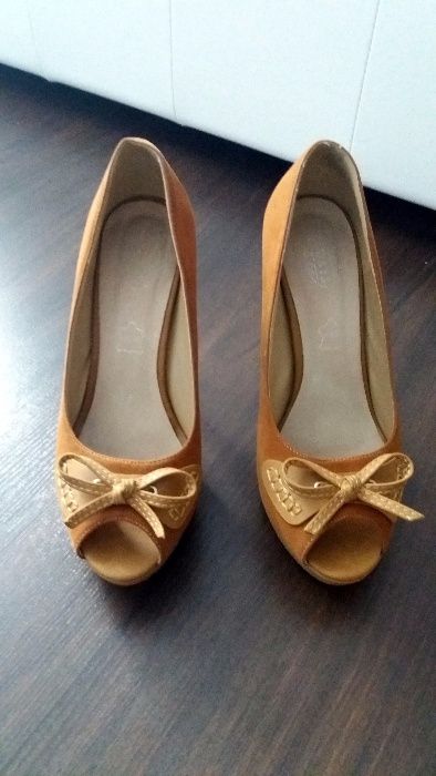 Śliczne szpilki camel