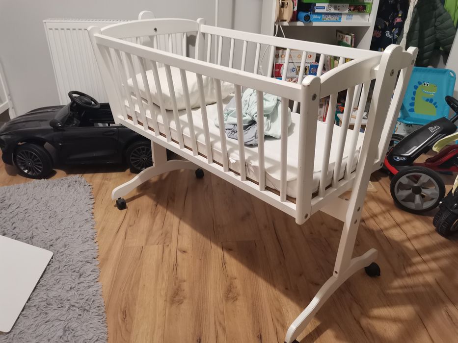 KOŁYSKA biała na kółkach bujak funkcja blokady+materac