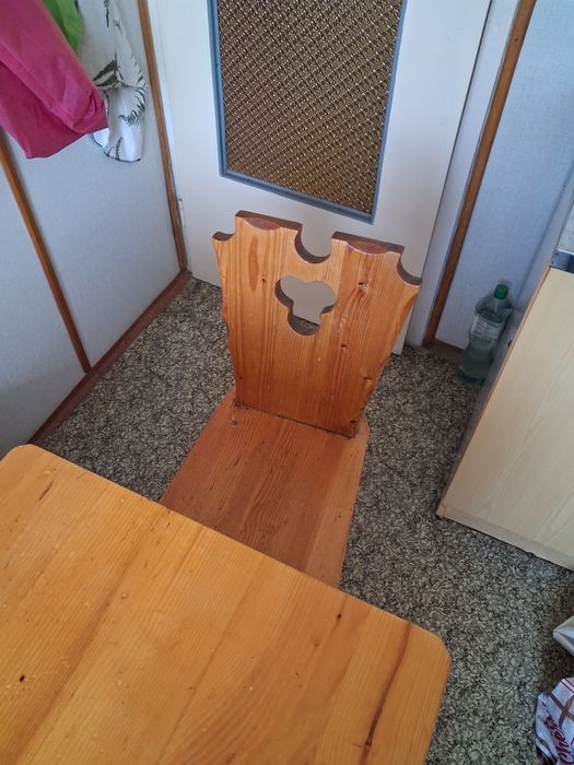 Ława, stół i krzesło