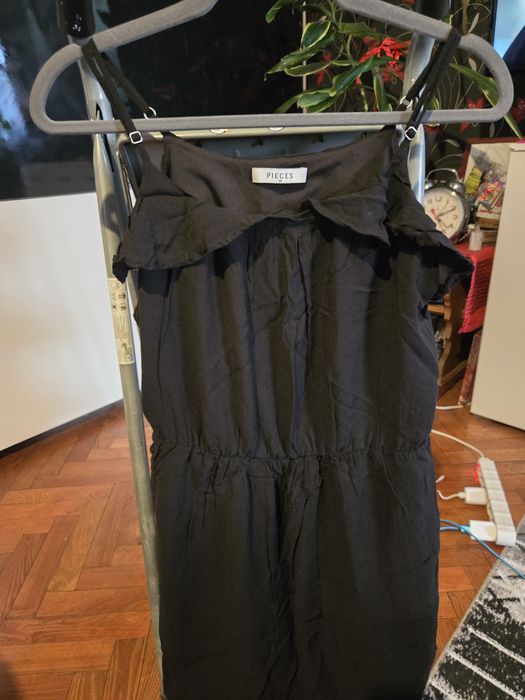 Czarna sukienka.