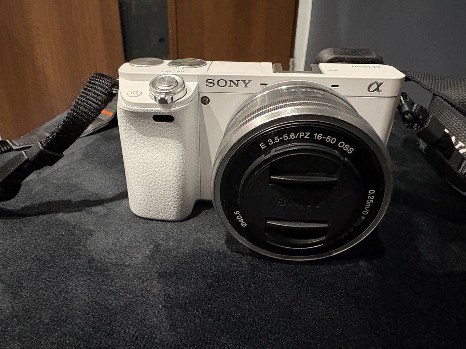 Witam mam do sprzedania aparat sony a6000+ obiektyw SELP1650