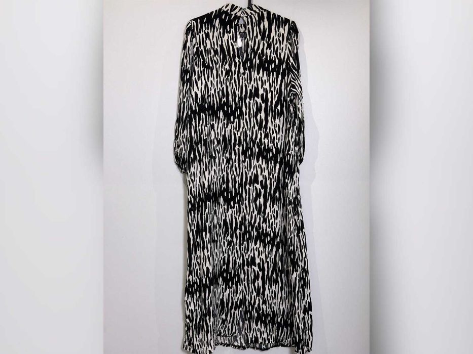 Sukienka czarna animal print ze stójką i bufkami M