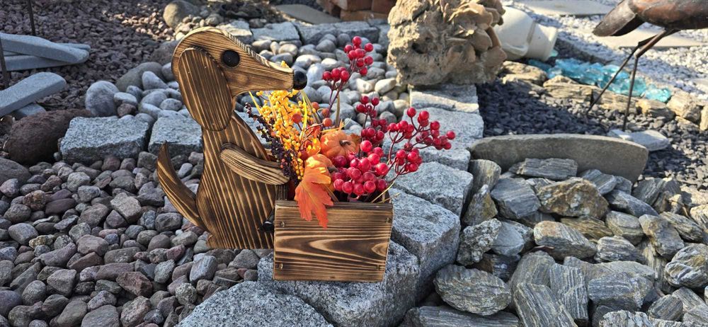 Drewniana Donica Piesek  – Ręcznie robiona ozdoba ogrodowa | HIT