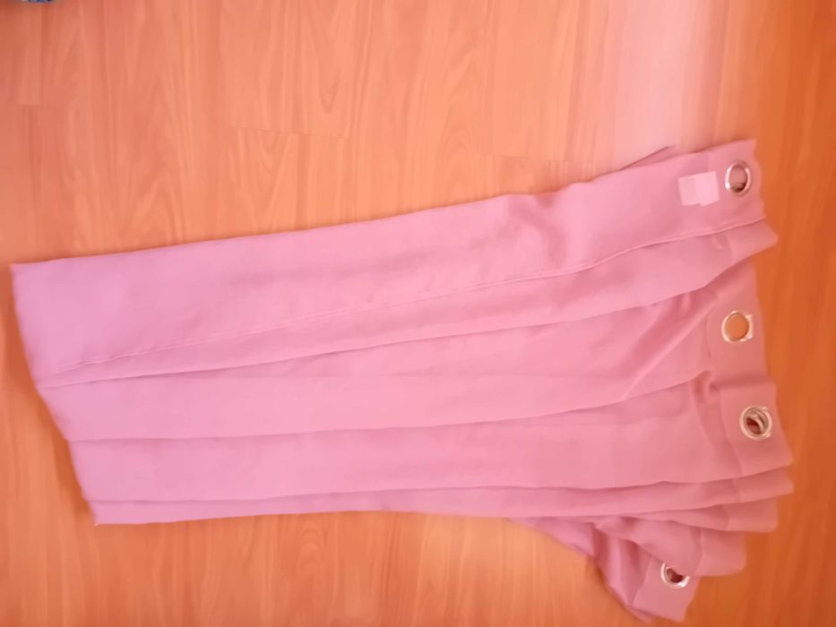 Cortinado de quarto, cor rosa, usado mas em otimo estado