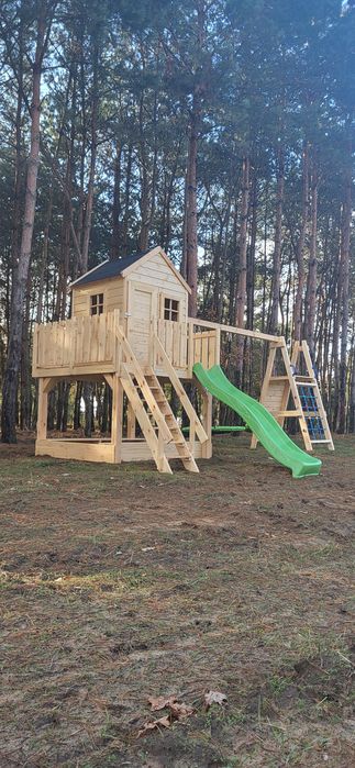 Plac zabaw. Drewniany domek. Domek dla dzieci