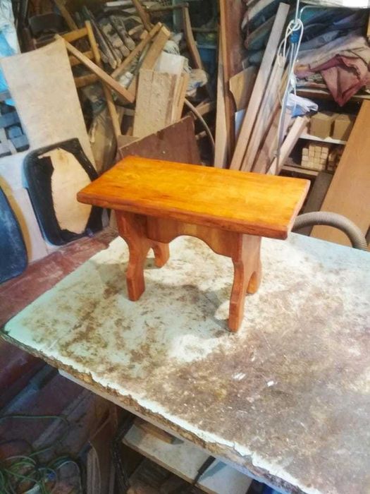 Маленький табурет (есть несколько)