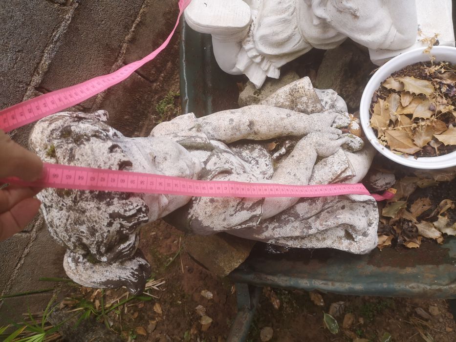 Duas estátuas de jardim