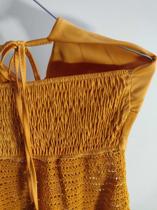 Crop Top amarelo torrado marca Inside, com aplique feito em crochet