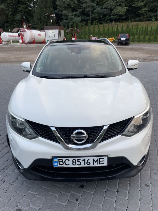 Автомобіль Nissan, максимальна комплектація.