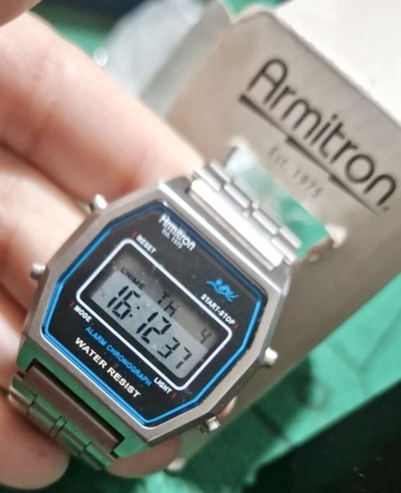 Relogio vintage digital Amitron ,novo na caixa ,otimo coleção