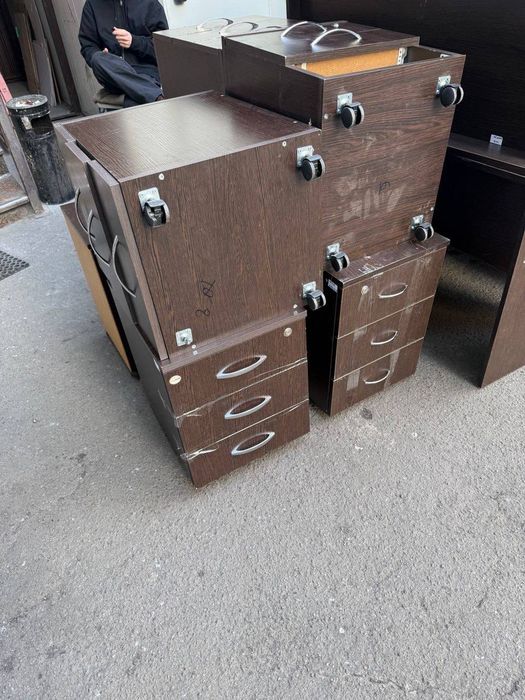 Продаємо меблі вживані- столи стільці крісла тумби шафи стелажі полиці