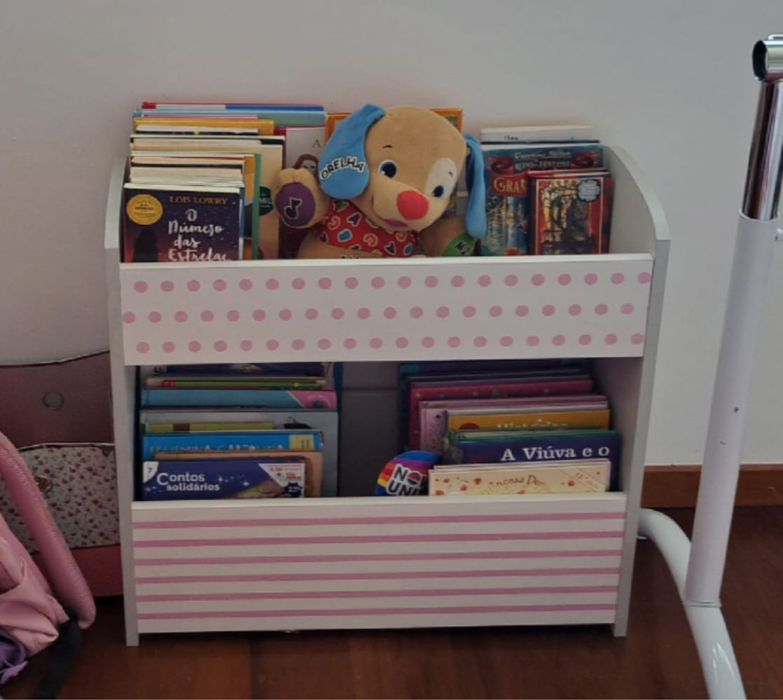 Cama, mesa de cabeceira e estante de livros