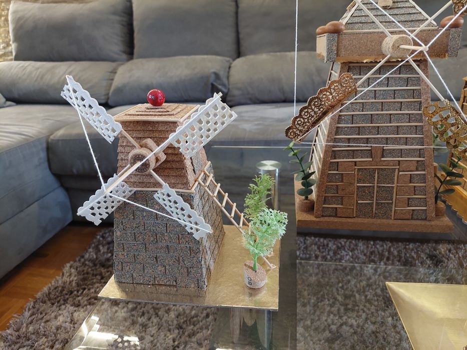 Igreja moinho feitos de cortiça e madeira a mão