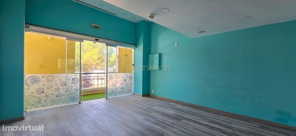 Loja para venda na zona comercial da Quinta da Beloura