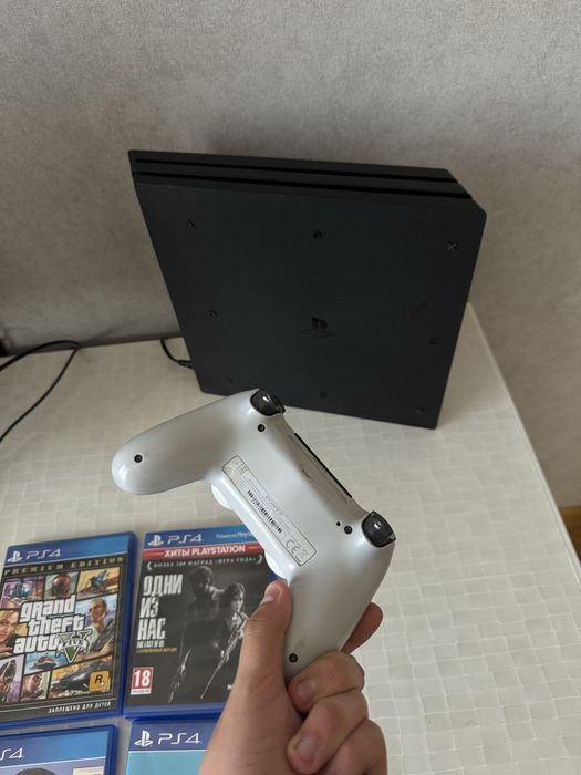 Ps4 pro 1 tb 4 гри джойстик