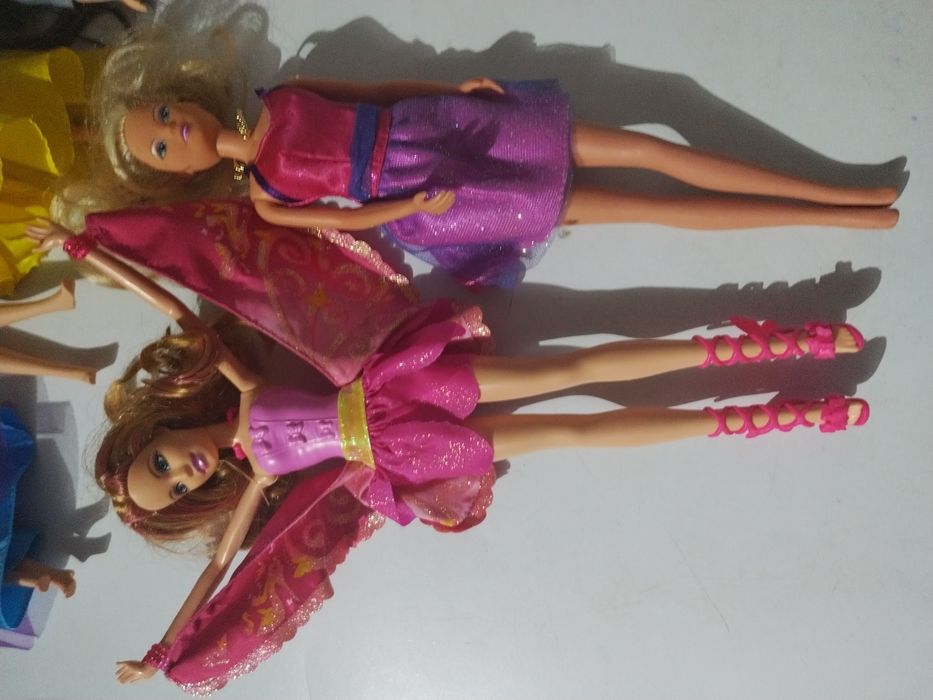 Bonecas Barbies + Bratz