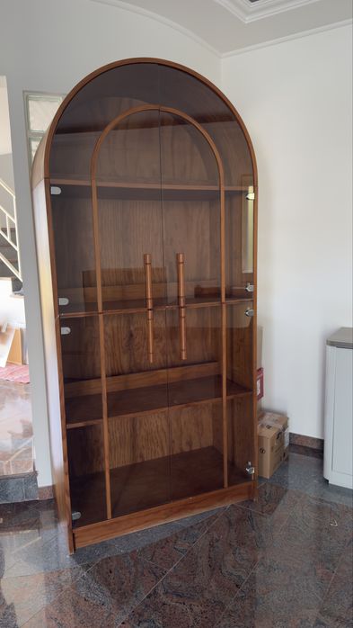 Vitrine em madeira com vidro